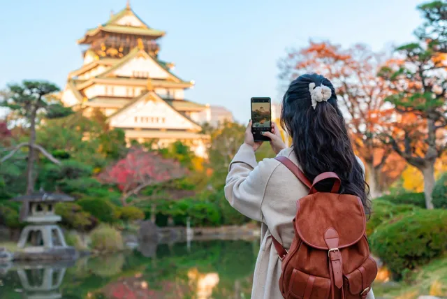 大阪城を観光する旅行者と大阪観光の風景