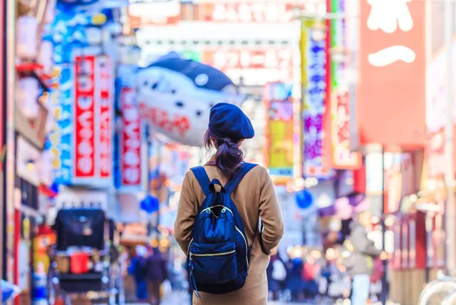 大阪の観光スポットを巡る旅行者
