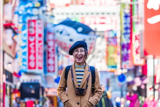 通天閣が見える大阪・新世界を観光する様子