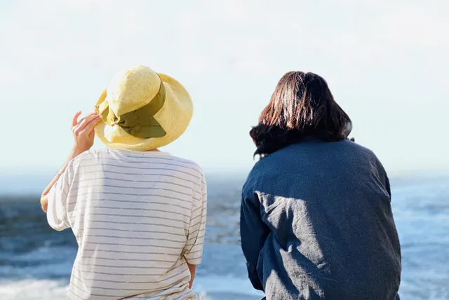 海を眺める二人の女性