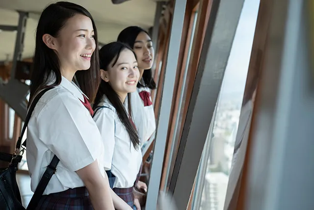 観光をする女子学生