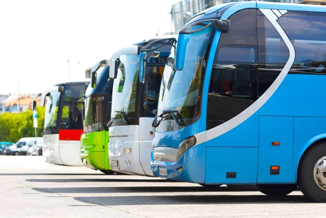 駐車場に並ぶ貸切バス