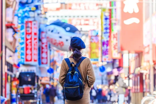 道頓堀を歩く女性