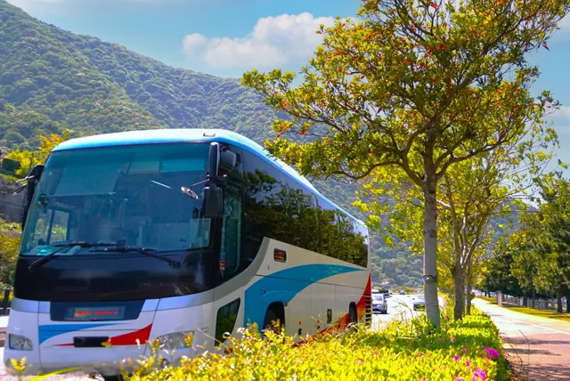 大阪の山間を走る貸切バス