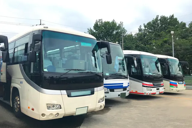 駐車された大型貸切バス