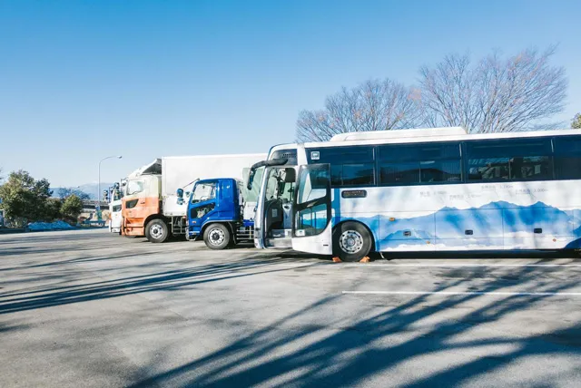SAに駐車する貸切バスとトラック