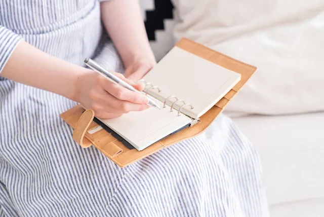 スケジュールを書く女性