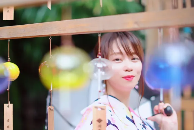 風鈴越しの浴衣の女性