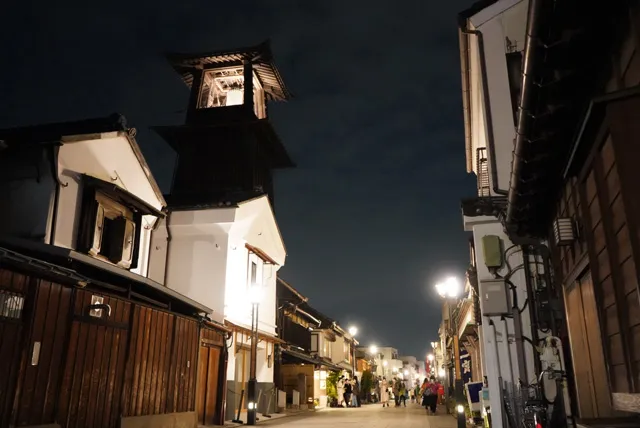 夜の蔵造りの街並み