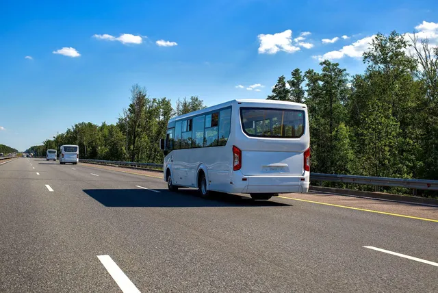 高速道路を走る貸切バス