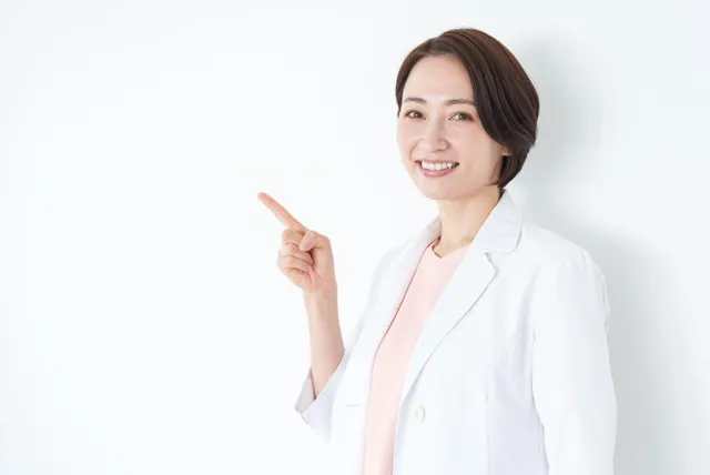 指をさす女性
