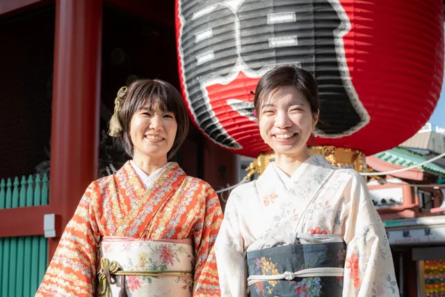 雷門の前に立つ2人の浴衣の女性