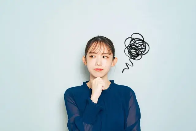 考える女性