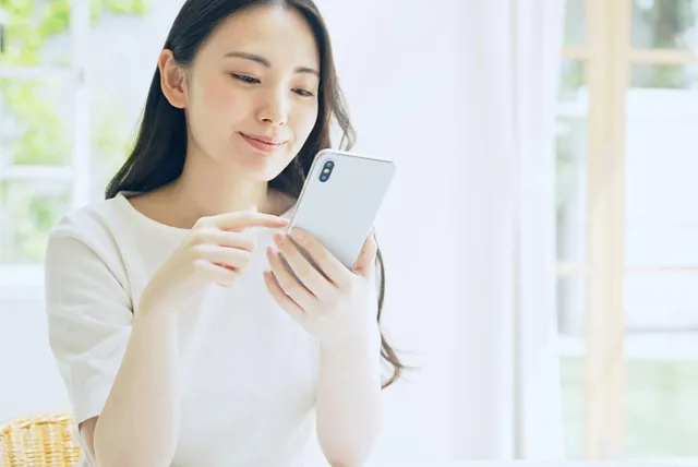 スマホで調べる女性