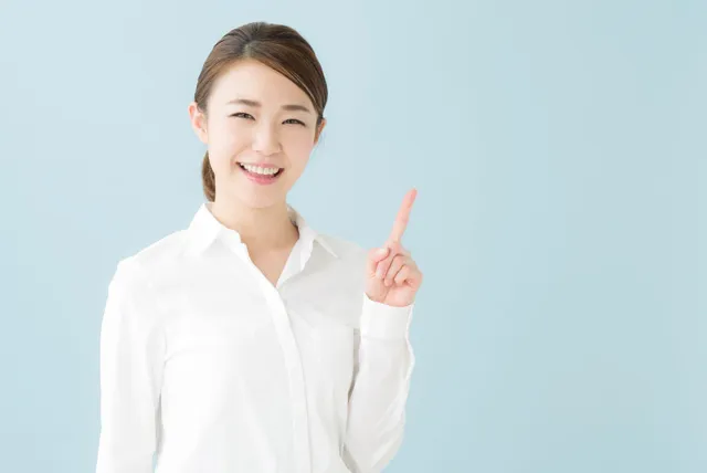 注意点を教える女性