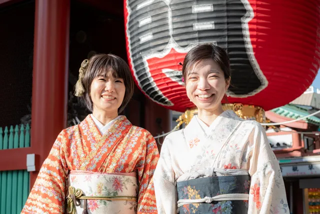雷門の前で記念撮影をする着物の2人の女性