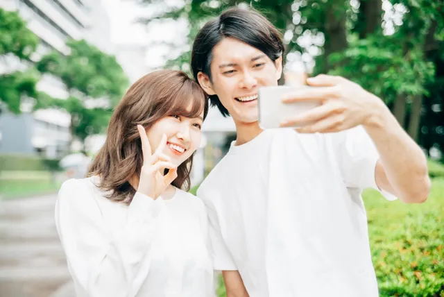 記念撮影するカップル