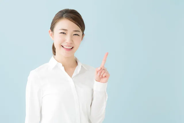 コツを教える女性