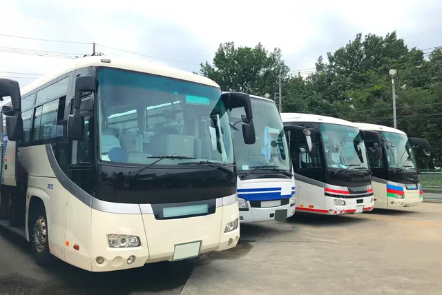 まとまって移動しやすい複数台の貸切バス車両