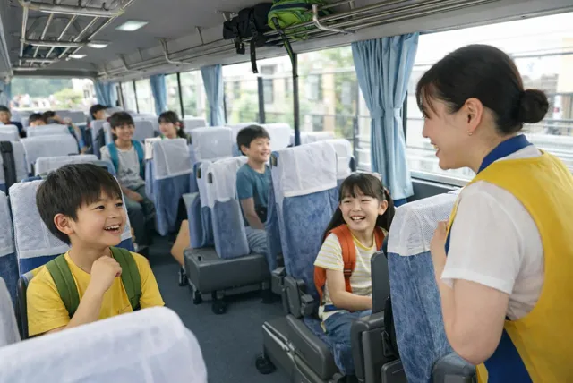 貸切バスの移動中に会話や交流を楽しむ子どもたちの様子