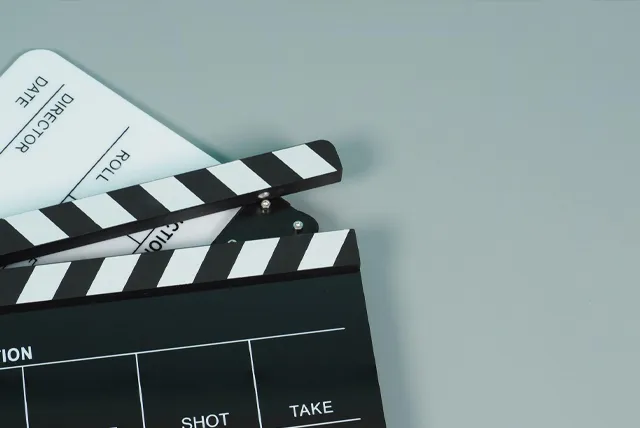 貸切バスでの移動中に楽しめる映画鑑賞のイメージ