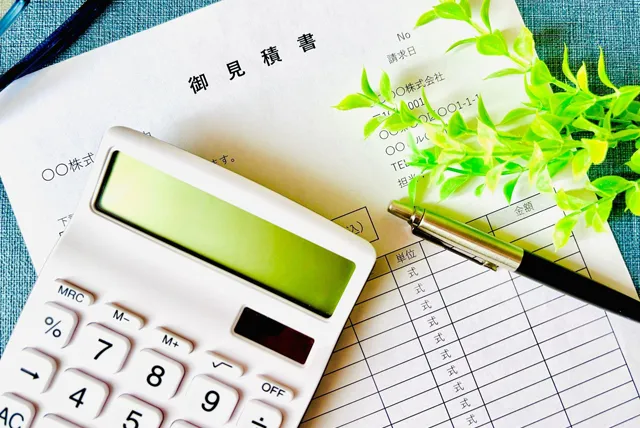 貸切バスの見積書と電卓で料金を計算するイメージ