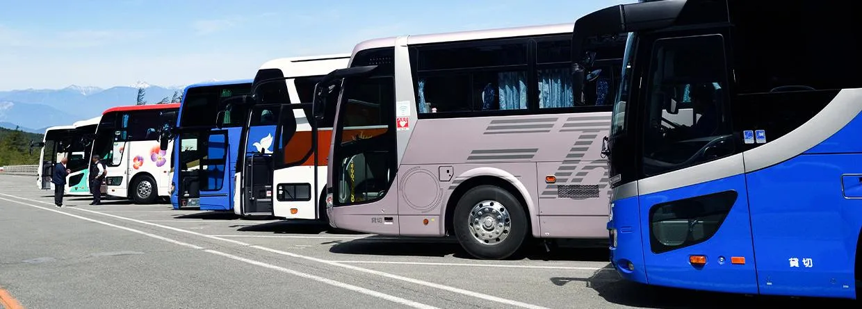 貸切バスが並ぶ様子と料金の仕組みイメージ