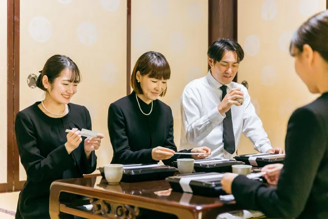 親族で集まり食事をする法事や親戚旅行の利用シーン