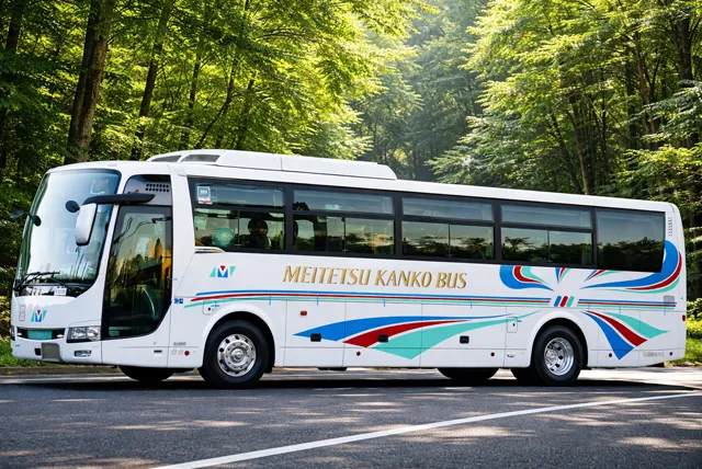 自然の中で特別な旅行体験をする貸切バスのイメージ