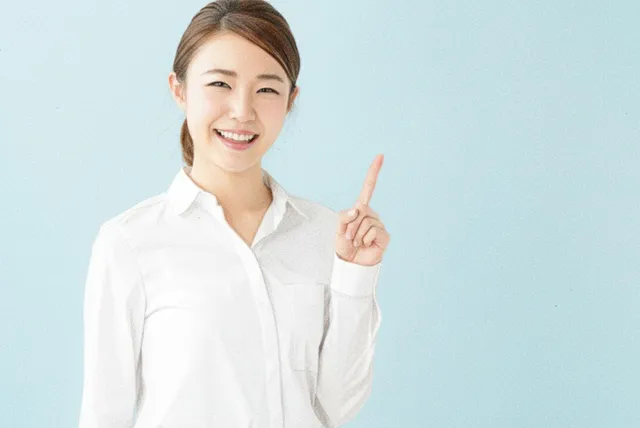 注意点を教える女性