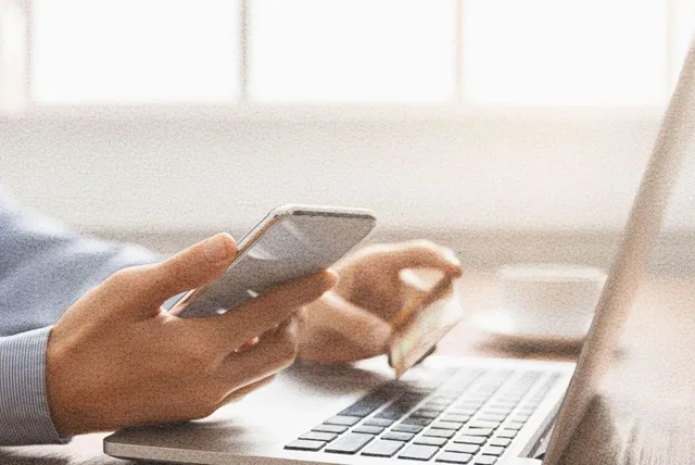 スマホで予約をする男性