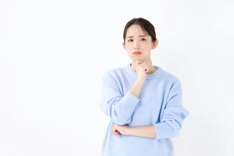 悩む女性