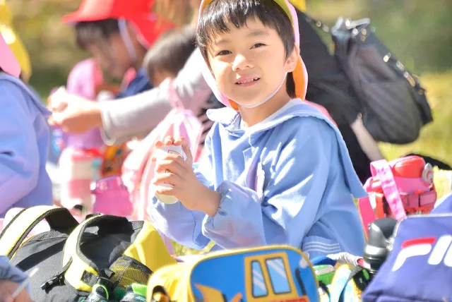 遠足でお弁当を楽しむ子どもたちの思い出シーン