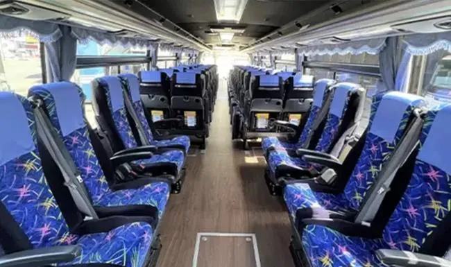 前向きの座席が並ぶ貸切バスの車内