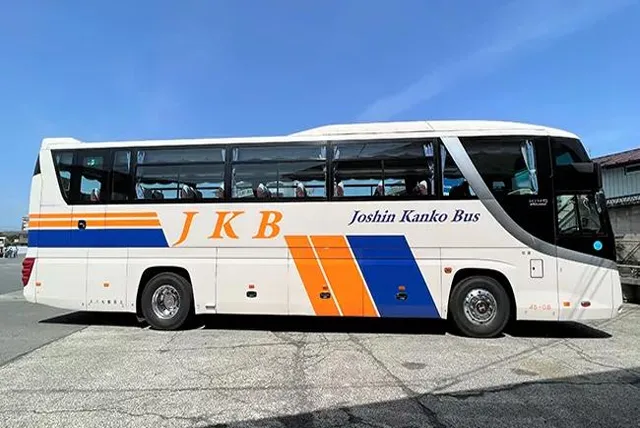 大型バスの側面