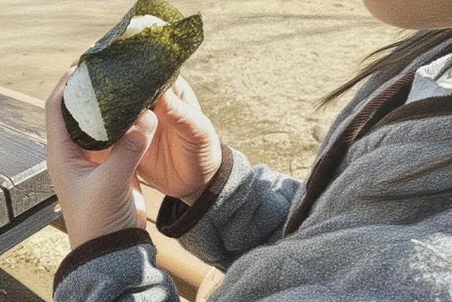 おにぎりを食べる