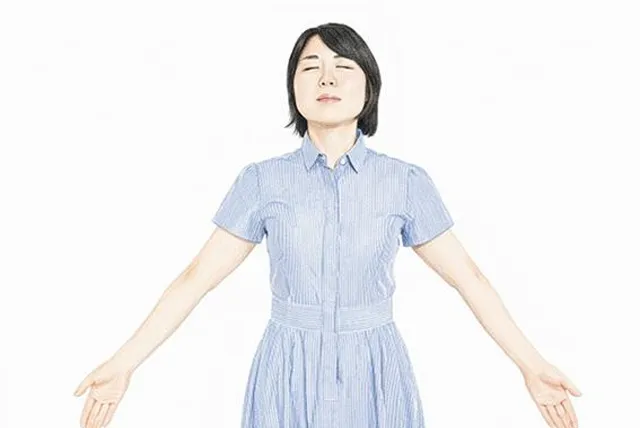 深呼吸する女性