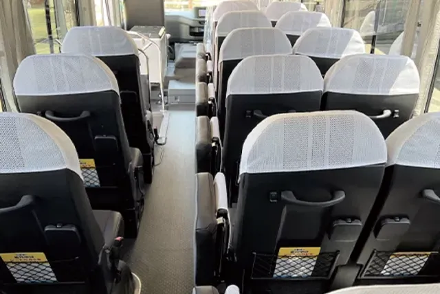 マイクロバスの車内