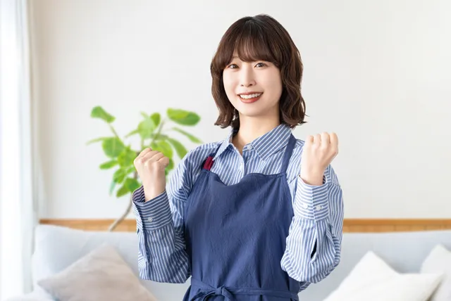 ガッツポーズをする女性