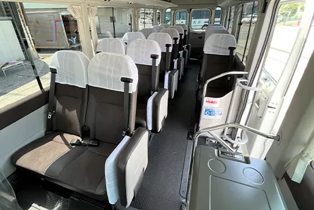 マイクロバスの車内