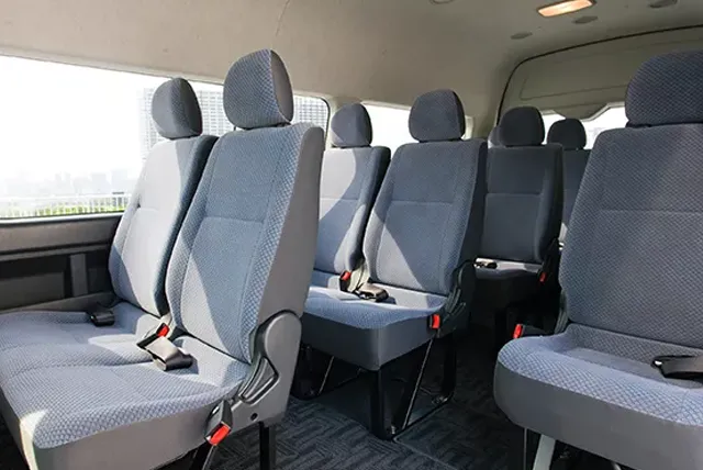 ミニバスの車内