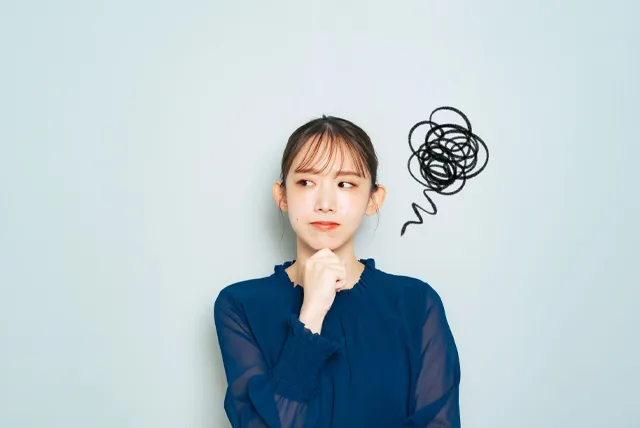 悩む女性