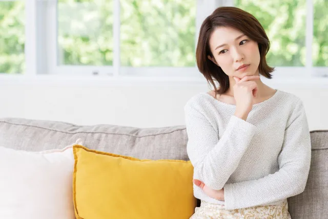 悩む女性