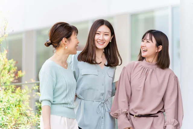 楽しそうに会話をする女性達
