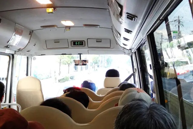 マイクロバスの車内