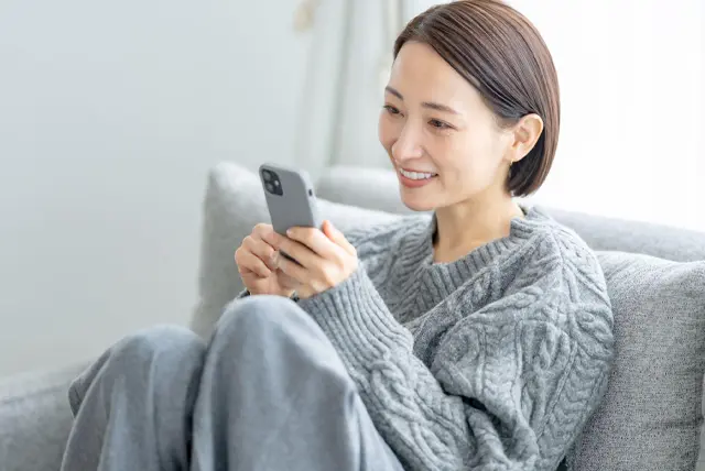 スマホで調べる女性
