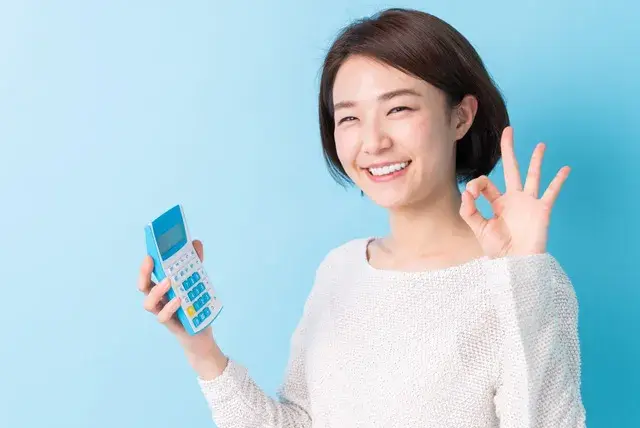 電卓を持つ女性