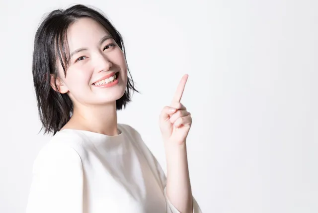 注意点を教える女性