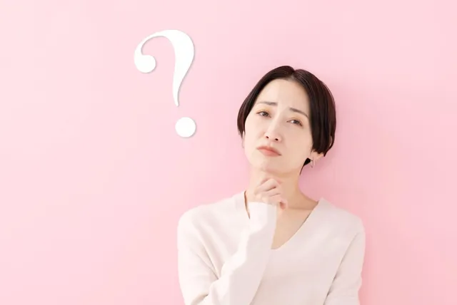 考える女性