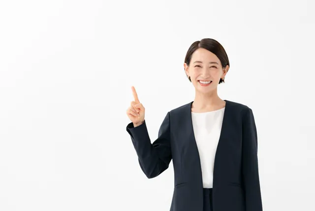 ヒントを教える女性